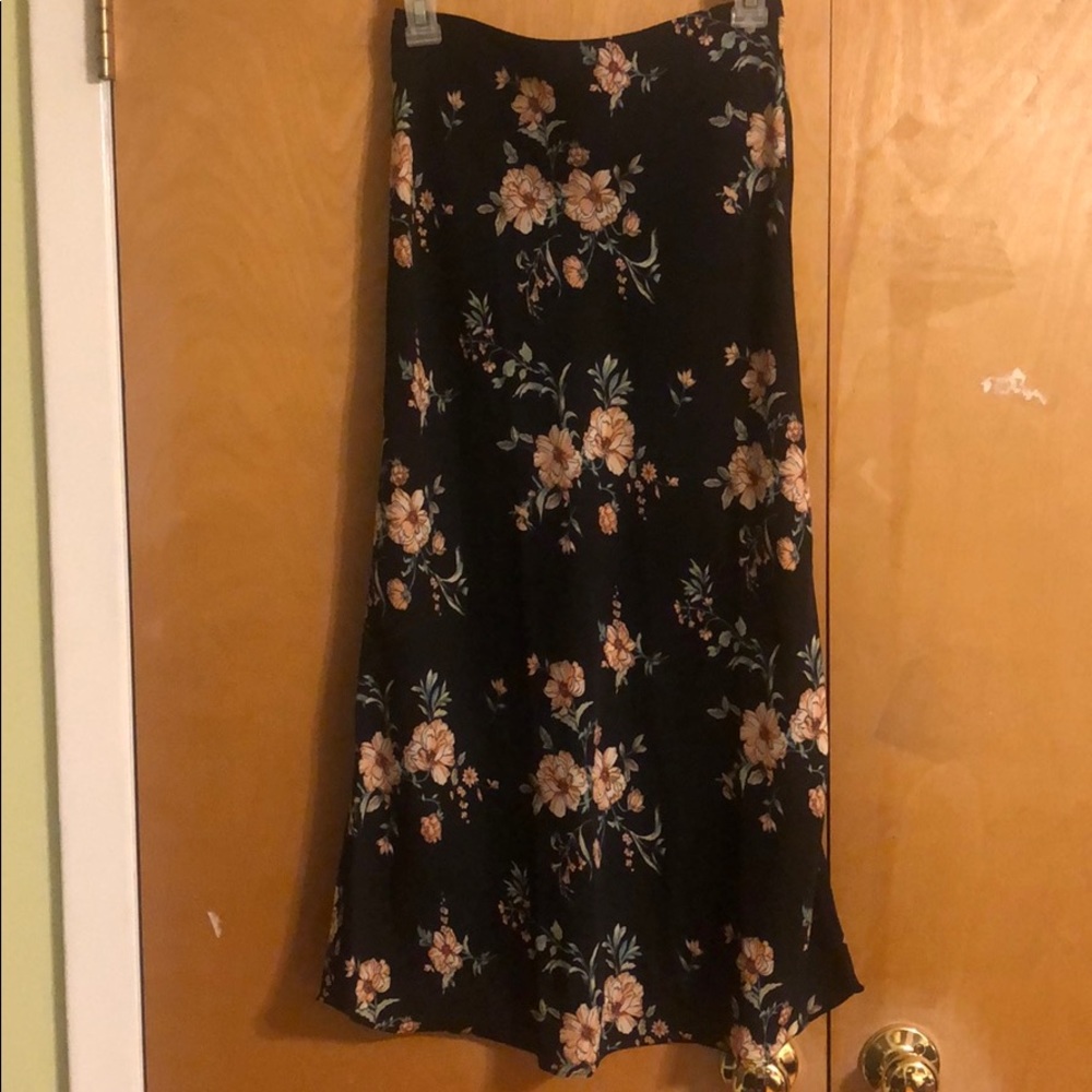 🔴SOLD🔴🎉NWOT🎉Forever 21 Floral Maxi Skirt